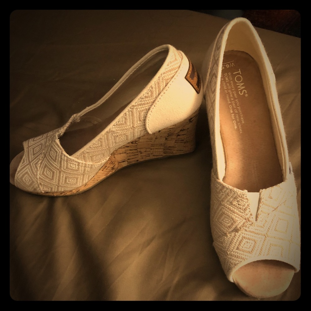 TOM’s Cute Summer Peep-toe Wedges! 6.5w